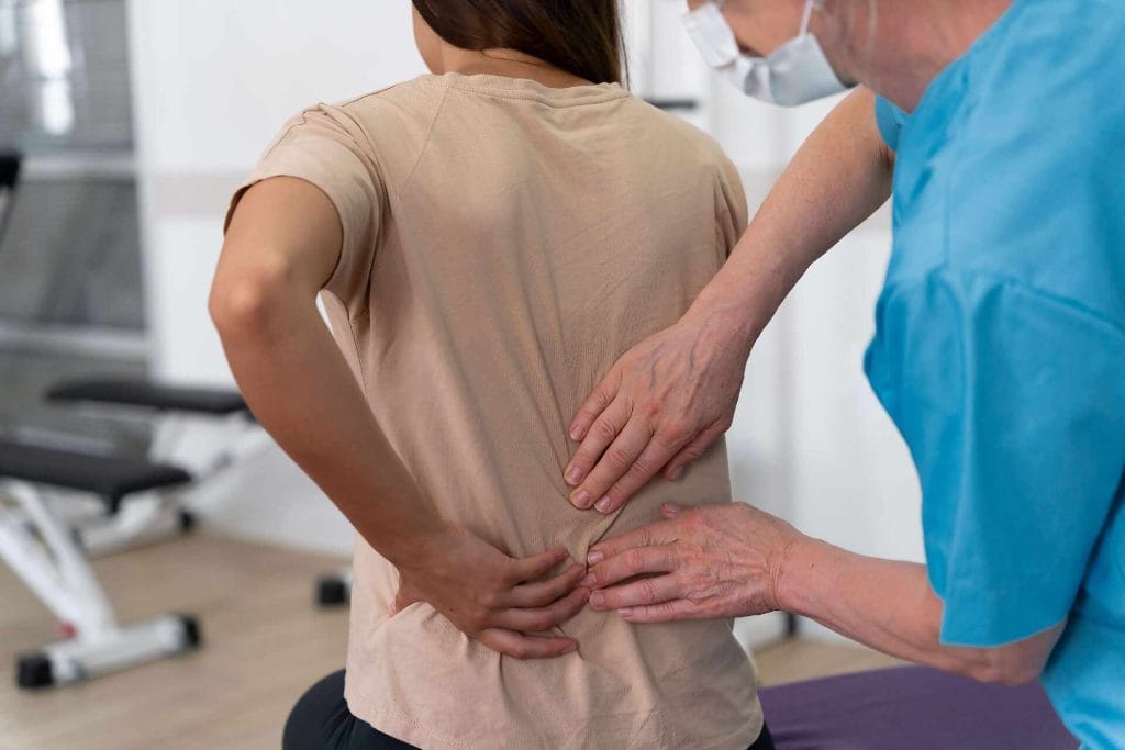 فرق دیسک کمر و سیاتیک چیست؟ کدام خطرناکتر است؟ 3 بهترین جراح دیسک کمر در مشهد